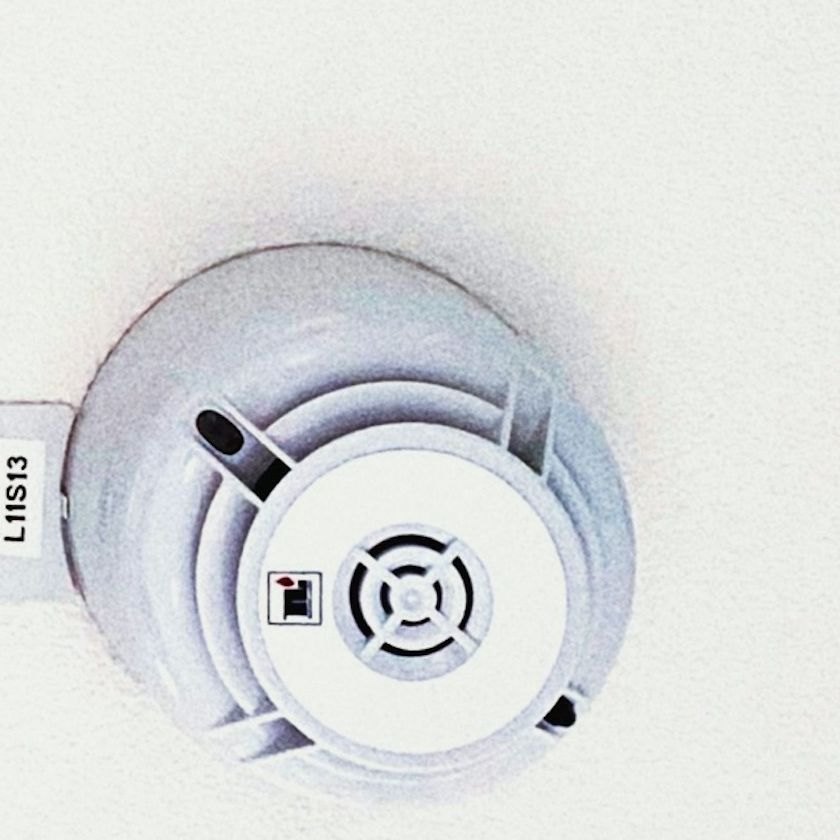 Interconnected photoelectric smoke alarm mounted on a ceiling